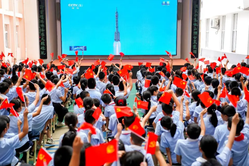 Primary school students in Yuhuan, east China's Zhejiang province watch the live video of the launch of the Shenzhou-12 spaceship, June 17, 2021. (Photo by Duan Junli/People's Daily Online)