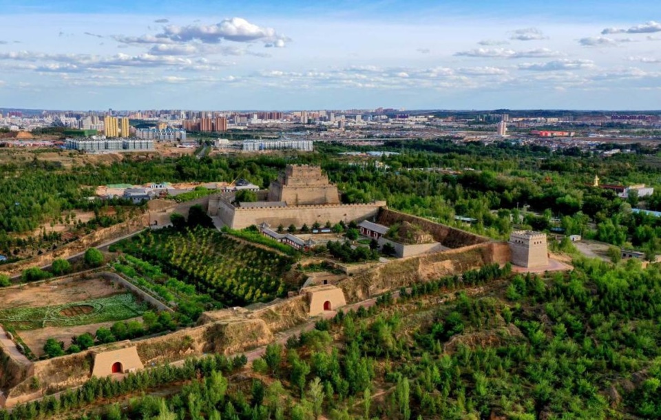 Photo taken by an unmanned aerial vehicle on May 24 shows tower “Zhenbeitai” built in the Ming Dynasty (1368-1644), Yulin city, northwest China’s Shaanxi province. The tower has witnessed how the Maowusu Desert in the city has turned green from yellow. (Photo by Tao Ming/Xinhua)