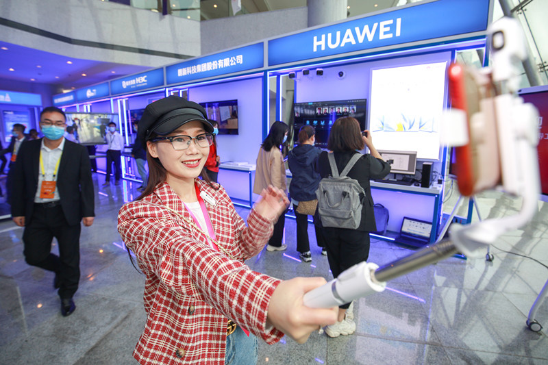 A woman tries smart goggles at a parallel session of the China International Big Data Industry Expo 2021 in Bijie, southwest China’s Guizhou province, May 24, 2021. (Photo by Chen Xi/People’s Daily Online)