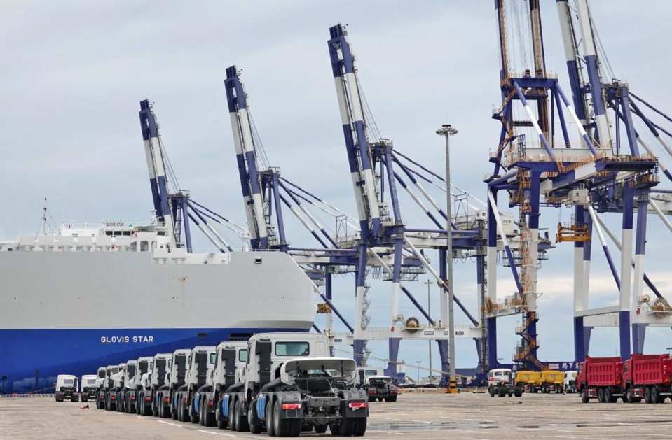 Trucks are being loaded at Yantai port, east China's Shandong province, July 13, 2021. (Photo by Tangke/People's Daily Online)