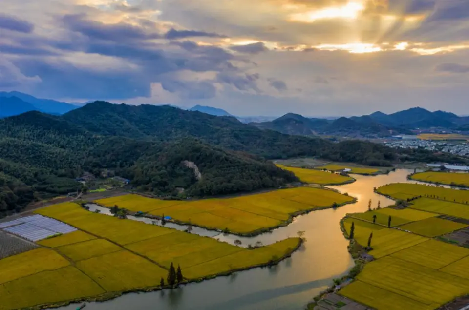 Photo shows the dramatic landscape of Dongqian Lake, Ningbo city, east China’s Zhejiang province. Chengyang village is situated at the southernmost part of the lake. (Photo by Yin Fujun/People’s Daily Online)