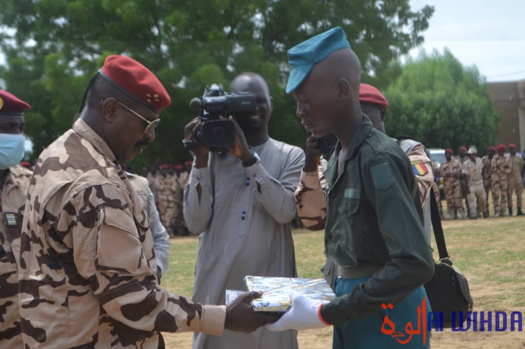 Le chef d'état major général des armées, le général de corps d'armée Abakar Abdelkerim Daoud, remet des cadeaux à un élève de l'École d'enfants de troupe. © B.I./Alwihda Info