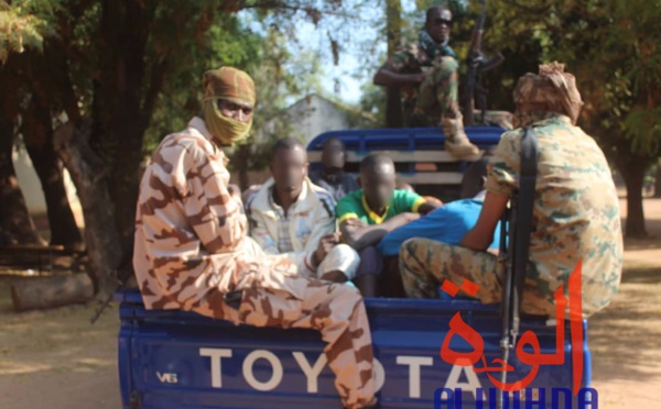 Des gendarmes escortent des détenus au Tchad. Illustration © Golmem Ali/Alwihda Info