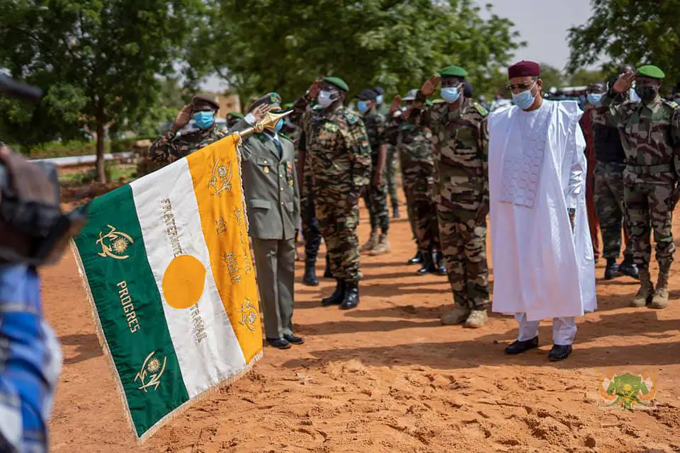 Le président du Niger Mohamed Bazoum auprès des troupes. Illustration © PR Niger