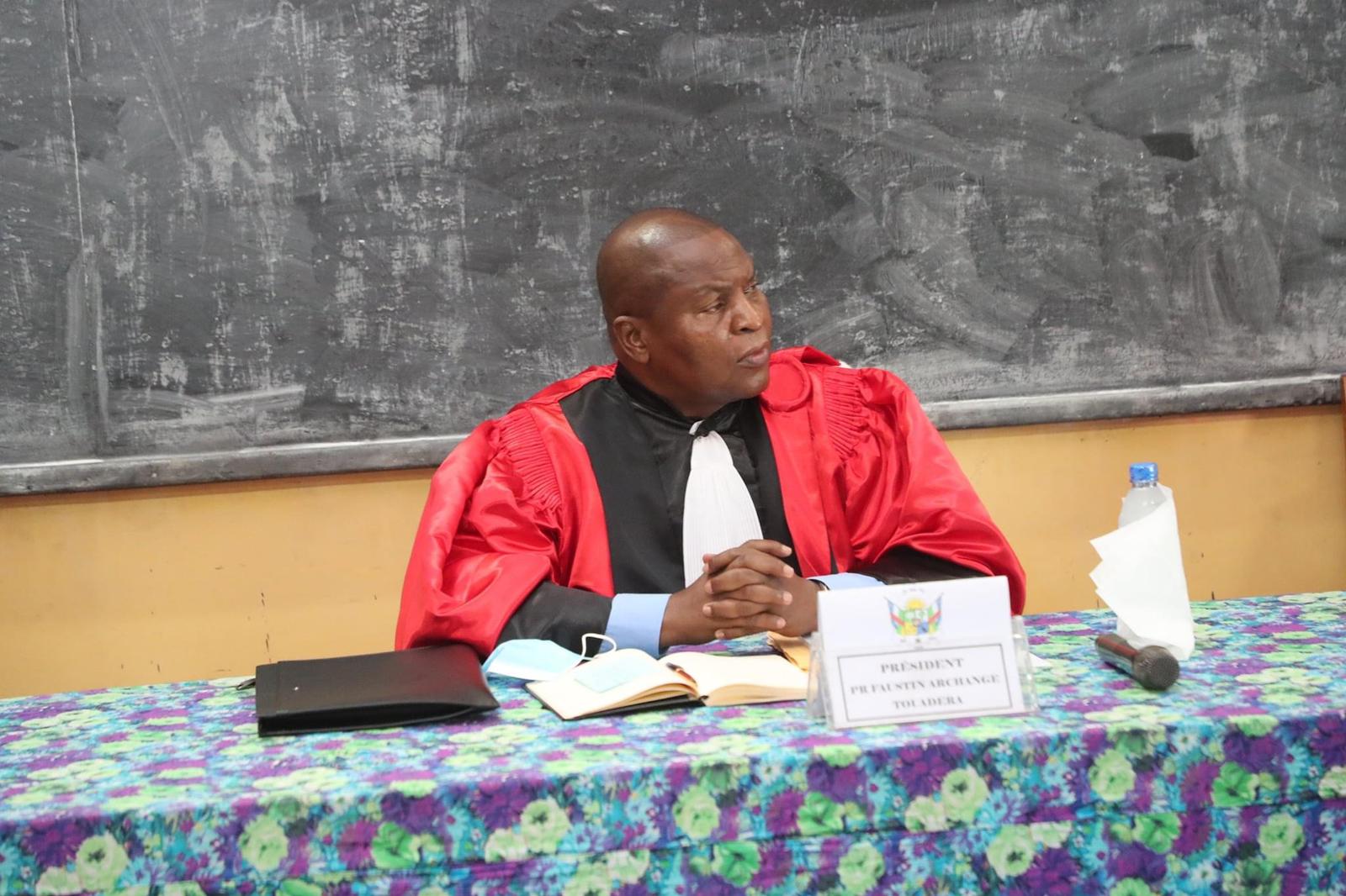 RCA : le chef de l'État préside un jury de thèse de doctorat RCA : le chef de l'État préside un jury de thèse de doctorat