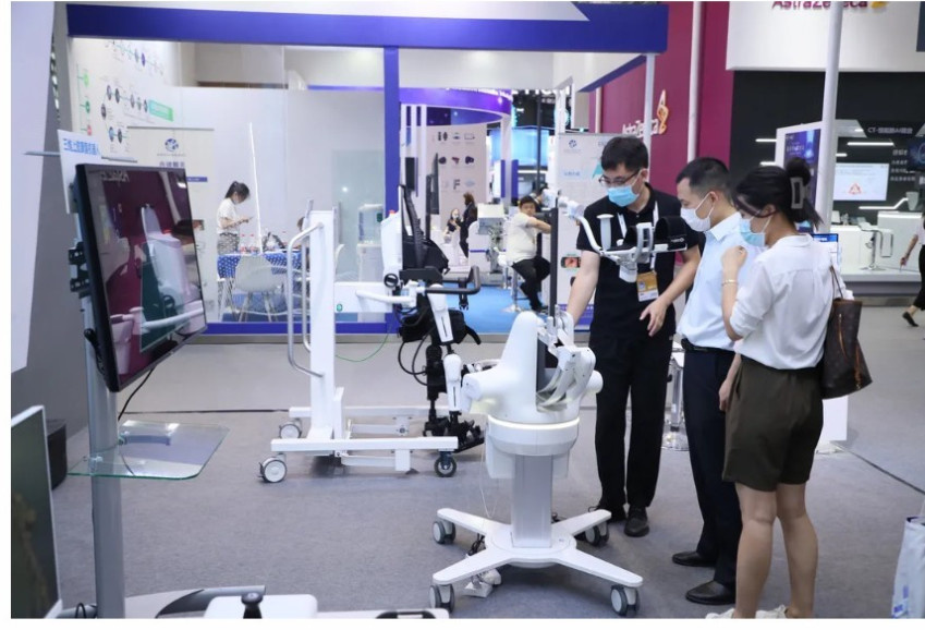 A staff member of Fourier Intelligence, a Shanghai-based technology company, introduces the company’s rehabilitation robot to visitors at 2021 World Artificial Intelligence Conference held in east China’s Shanghai, July 11, 2021. (Photo/Weibo account of Pudong New Area)
