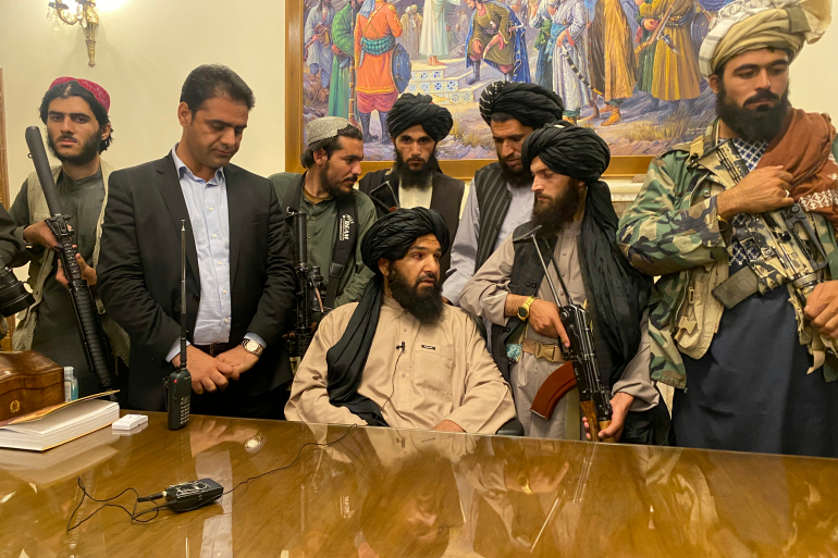 Des combattants talibans prennent le contrôle du palais présidentiel afghan après la fuite du président afghan Ashraf Ghani, à Kaboul, Afghanistan, dimanche 15 août 2021 [Zabi Karimi/ AP].