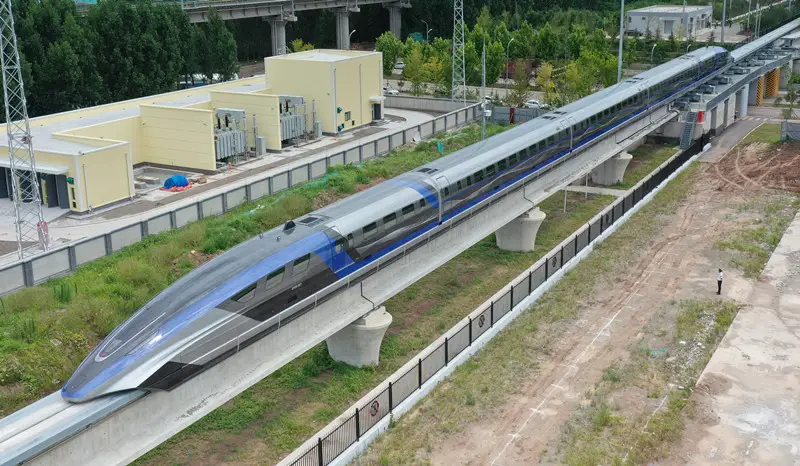 A high-speed maglev train with a designed top speed of 600 kilometers per hour rolls off the production line in Qingdao, east China’s Shandong province, July 20, 2021. It is the world’s first maglev transportation system that is able to run as fast as 600 kilometers per hour. (Photo by Zhang Jingang/People’s Daily Online)