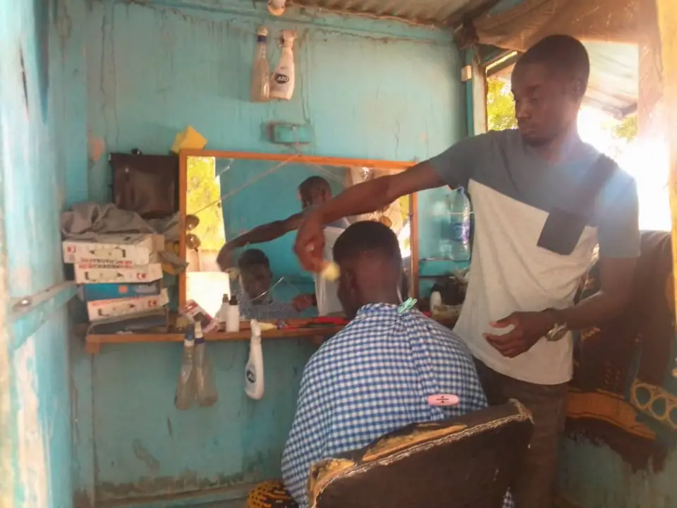 Tchad : diplômé au chômage, Flaubert vit de son métier de coiffeur
