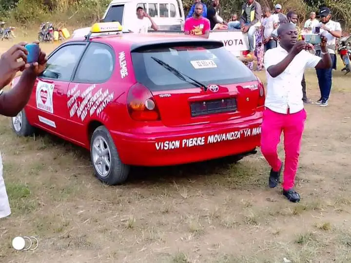 La population de Mbinda admirant la voiture d'auto-école.