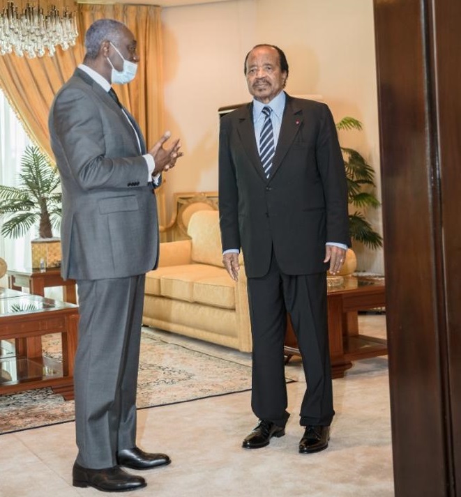 Le président Paul Biya avec son directeur du cabinet civil, Samuel Mvondo Ayolo.