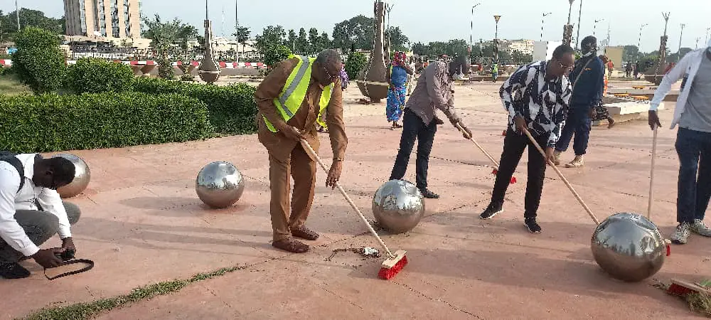 Tchad : la mairie de N'Djamena en opération de salubrité à la Place de la nation