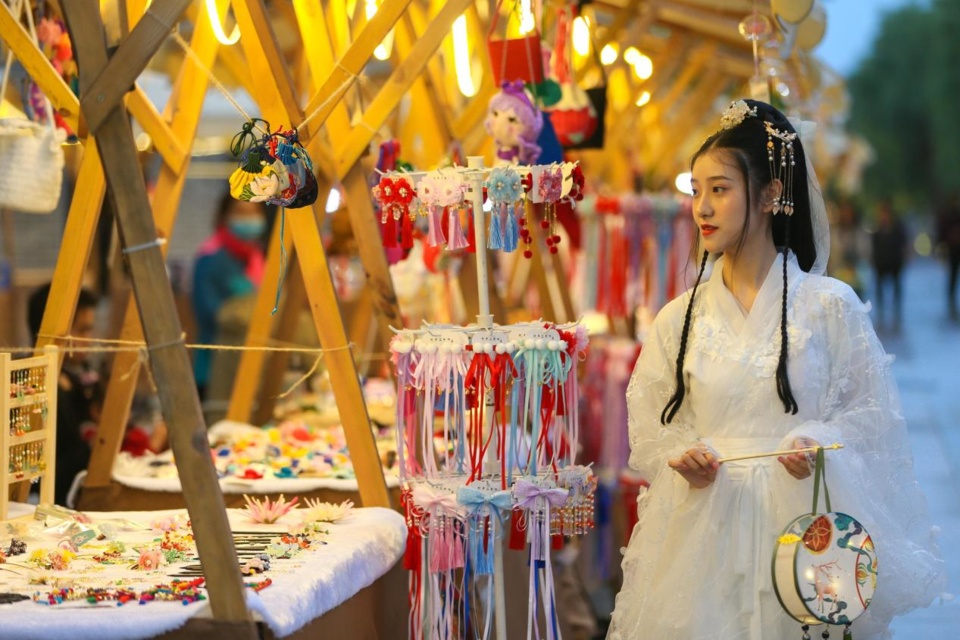 A night market featuring cultural and creative products is opened in Xiangyang, central China's Hubei province, May 21, 2021. (Photo by Yang Dong/People's Daily Online)