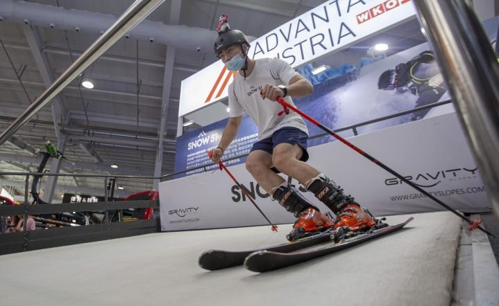 A visitor tries a ski simulator at the 2021 China International Fair for Trade in Services held in Beijing, Sept. 4, 2021. (Photo by Yuan Chen/People’s Daily Online)