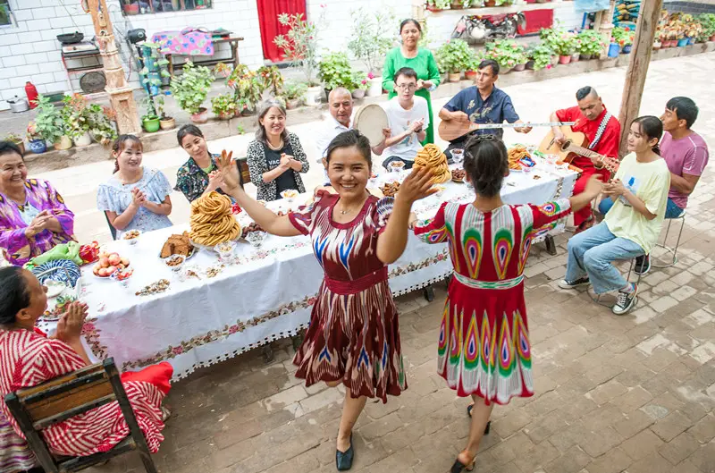 Residents of various ethnic groups celebrate the Corban Festival, one of the major festivals of Muslims, by enjoying traditional food, dancing, and singing in Kuqa city, Aksu prefecture, northwest China’s Xinjiang Uygur autonomous region, July 19, 2021. (Photo by Yuan Huanhuan/People’s Daily Online)