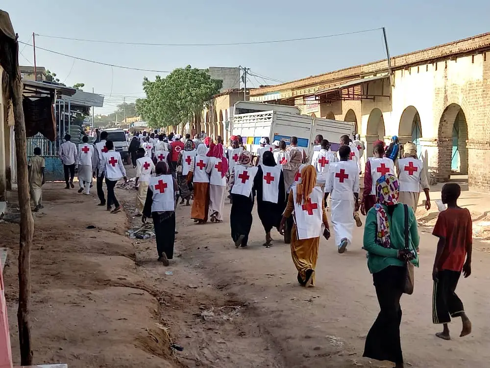 Tchad : la Croix Rouge du Ouaddaï en opération d'assainissement au marché d'Abéché