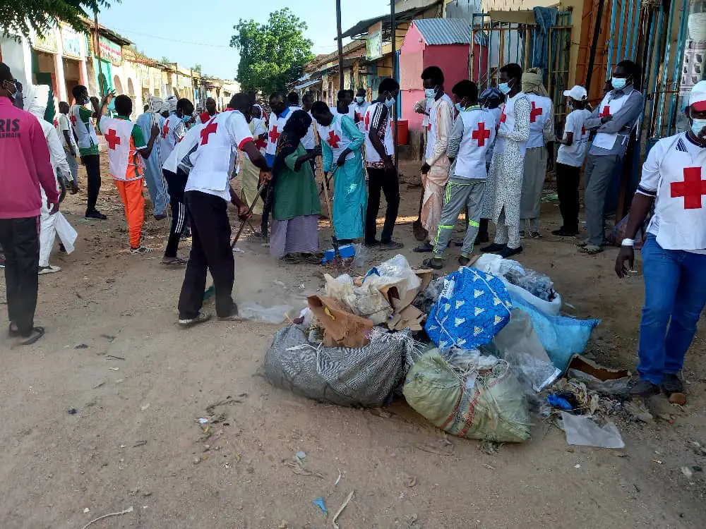 Tchad : la Croix Rouge du Ouaddaï en opération d'assainissement au marché d'Abéché