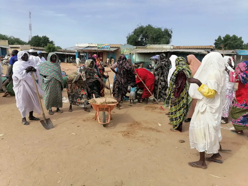 Tchad : les jeunes de Goz Beida en opération de nettoyage dans la ville