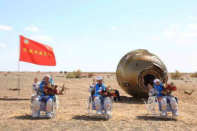 Chinese astronauts Nie Haisheng (middle), Liu Boming (right) and Tang Hongbo, who were sent into space onboard the Shenzhou-12 spaceship for space station construction mission, wave to the crowd after returning to the Earth safely at the Dongfeng landing site in north China’s Inner Mongolia autonomous region, Sept. 17, 2021. (Photo by Ju Zhenhua/Xinhua)