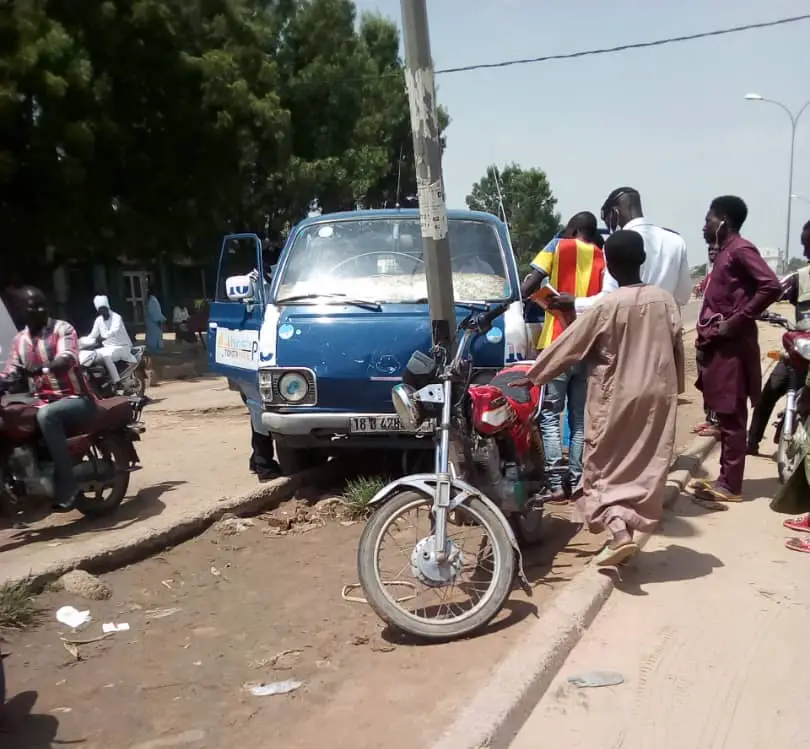 N'Djamena : un bus de transport dévie un nid de poule et s'encastre contre un poteau