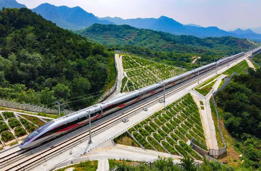 Photo taken on July 10, 2021 shows a Fuxing intelligent bullet train running on a high-speed railway connecting Beijing and Harbin, capital of northeast China’s Heilongjiang province. (Photo by Sun Lijun/People’s Daily Online)