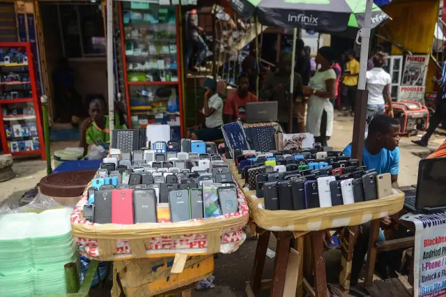 Ces commerçants de la Cedeao exercent leurs activités côte à côte, à l’image de ces téléphones portables dressés en série. (Ph DR)