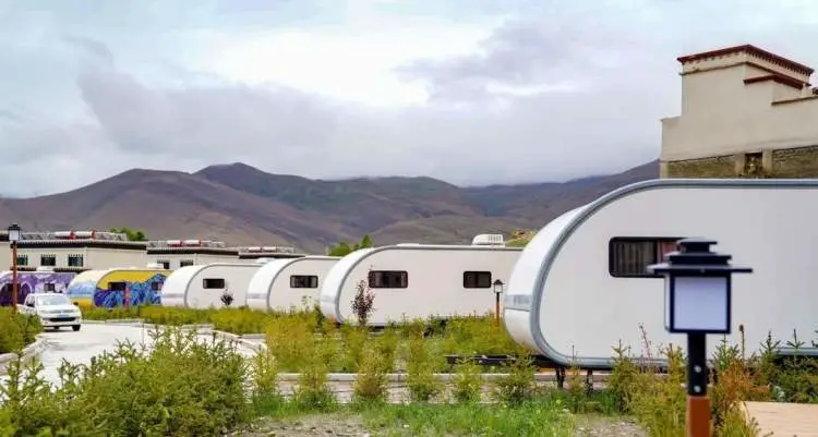 Photo shows recreational vehicle campsite at “Qomolangma town”, a special tourism service area built at the foot of Mount Qomolangma in Shigatse city, southwest China’s Tibet autonomous region. (Photo/Official WeChat account of the information office of the government of Songjiang district, Shanghai)