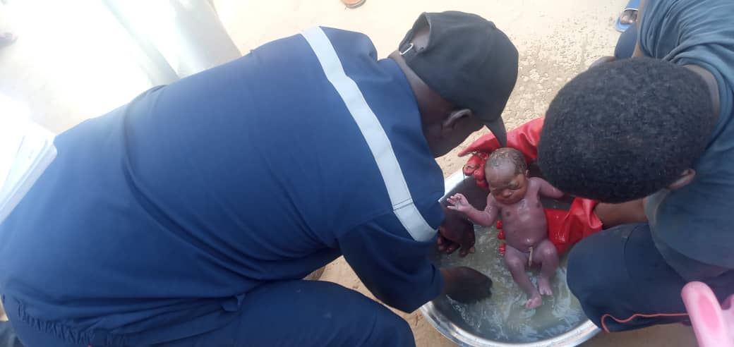 Tchad : un nouveau-né miraculé, jeté par sa mère dans les toilettes