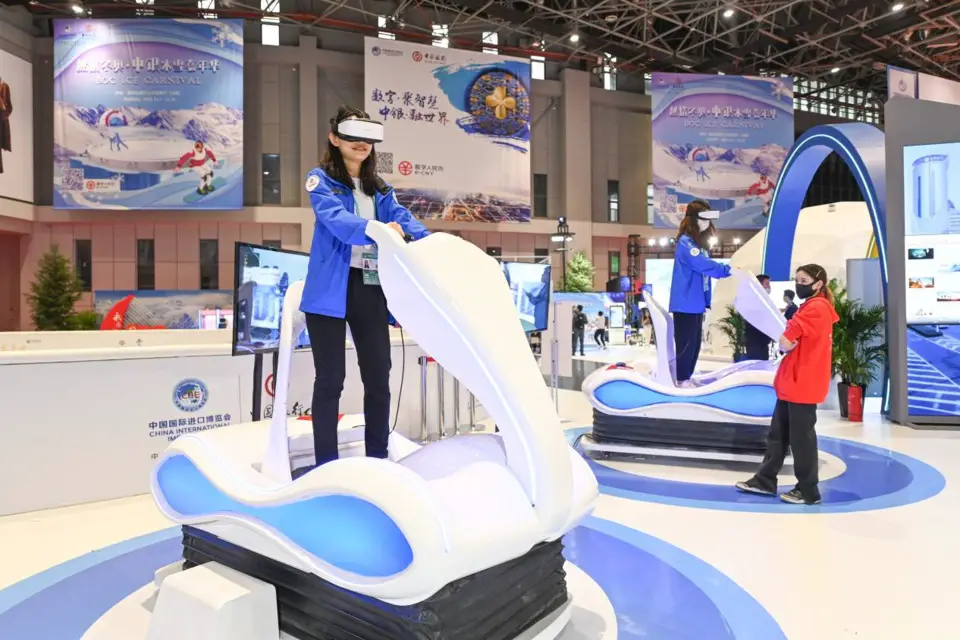 Visitors experience skiing on VR machines at the 4th China International Import Expo (CIIE) on Nov. 6, 2021, the second day of the event. (Photo by Jiang Yushi/People’s Daily)