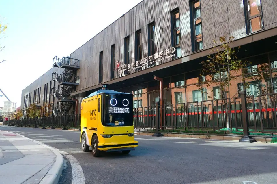An unmanned delivery vehicle of Chinese online service-focused e-commerce giant Meituan delivers parcels at Shougang Industrial Park in Beijing, Nov. 1, 2020. (Photo by He Luqi/People’s Daily Online)