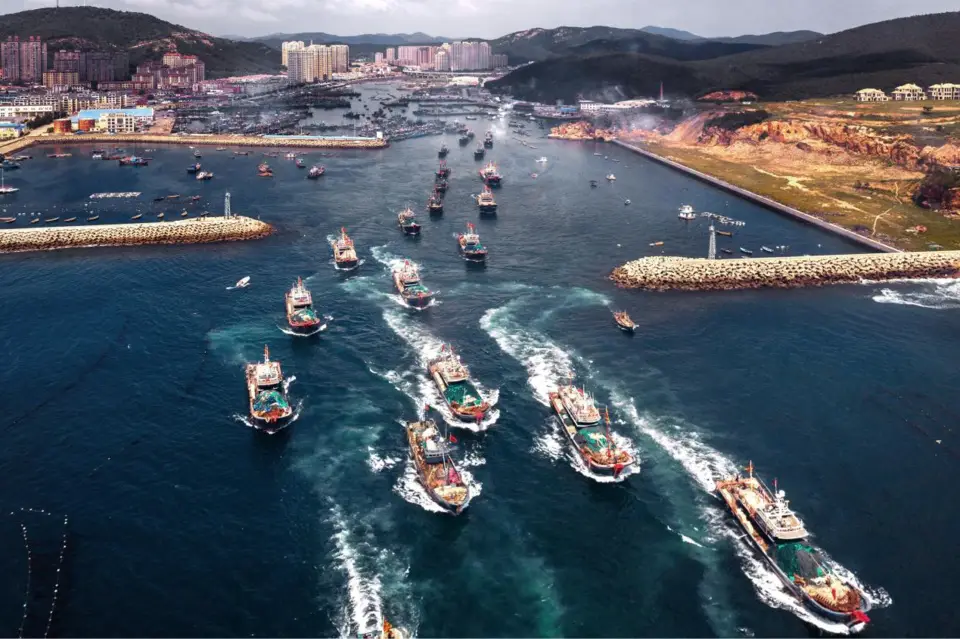 Photo taken on Sept. 1, 2021 shows fishing boats sailing from the Longwangtang Fishing Port in Dalian, northeast China’s Liaoning province, to fisheries in the Bohai Sea and the Yellow Sea. (Photo by Chen Fengxiao/ People’s Daily Online)