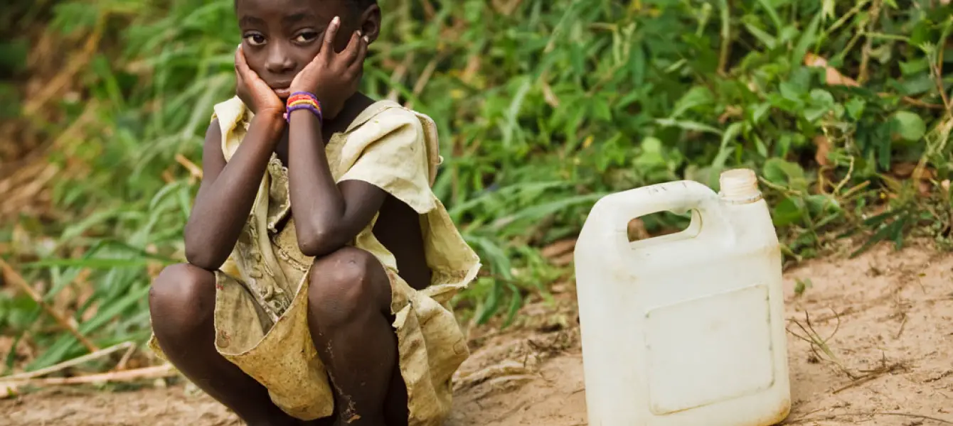 Une petite fille attend de remplir son bidon d’eau dans le village de Kikonka, en République démocratique du Congo (RDC). Photo UNICEF/Olivier Asselin