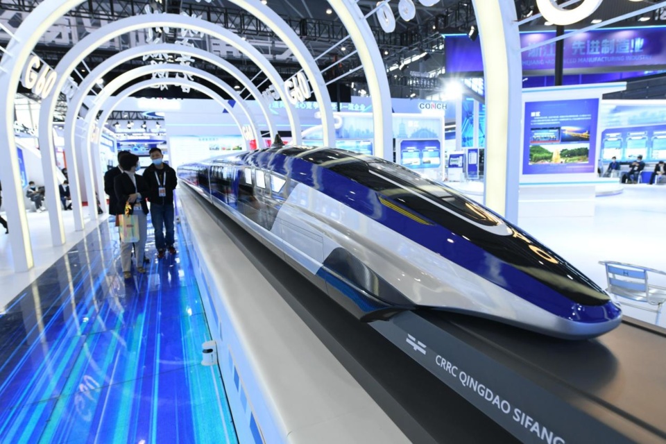 Photo taken on Nov. 19, 2021 shows the model of a high-speed maglev train equipped with new technologies exhibited at the exhibition area of the 2021 World Manufacturing Convention held in Hefei city, east China’s Anhui province. (Photo by Wang Biao/People’s Daily Online) Photo taken on Nov. 19, 2021 shows the model of a high-speed maglev train equipped with new technologies exhibited at the exhibition area of the 2021 World Manufacturing Convention held in Hefei city, east China’s Anhui province. (Photo by Wang Biao/People’s Daily Online)