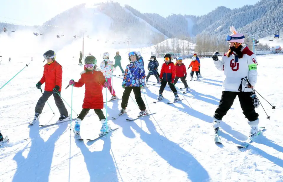 Children learn to ski at the Silkroad Resort, Urumqi, northwest China’s Xinjiang Uygur autonomous region, Nov. 20, 2021. (Photo by Zhang Xiuke/People’s Daily Online)