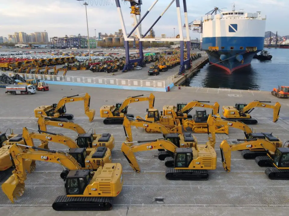 Engineering vehicles are about to be shipped overseas at a port of Yantai, east China's Shandong province, Nov. 28, 2021. (Photo by Tang Ke/People's Daily Online)