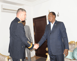 Poignée de main entre le Président Idriss Déby (droite) et le Général David Rodriguez (droite) au Palais Présidentiel.