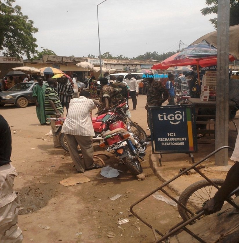 n motocycliste se fait dépossédé de sa moto par des hommes en uniformes militaires , sous le regard de la police , aux abords du marché central à N'Djamena. Crédit photo : Djamil Ahmat/Alwihda