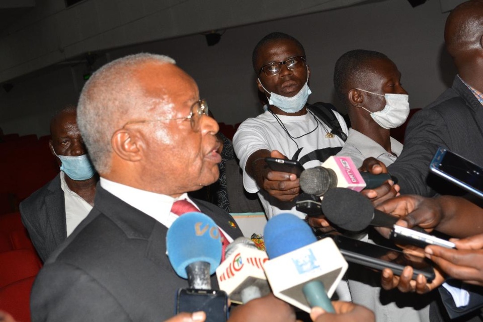 Le vénérable Goma Gabou répondant à la presse, après sa communication Le vénérable Goma Gabou répondant à la presse, après sa communication