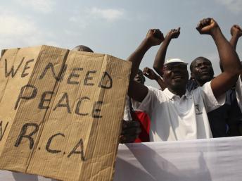A Bangui, des manifestants réclamaient l'ouverture de négociations entre le pouvoir et la Séléka, samedi 5 janvier. REUTERS/Luc Gnago