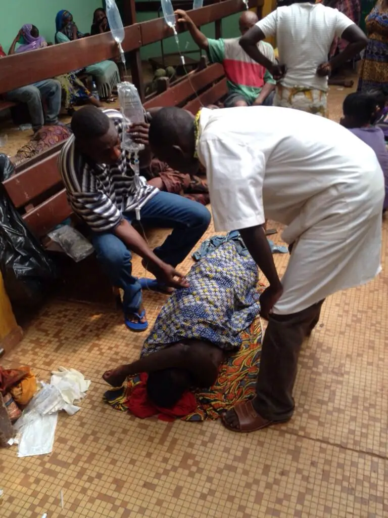 Une homme qui vient de décéder dans le principal hôpital de Bangui, après avoir été victime d'une attaque à la machette. Crédit photo : Tristan Redman