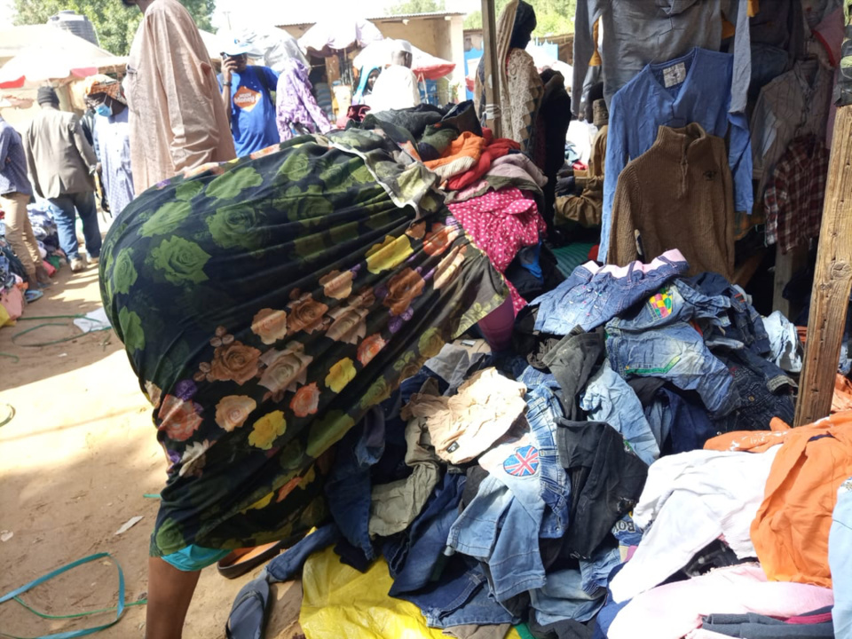 Tchad : les clients se bousculent à la friperie du grand marché