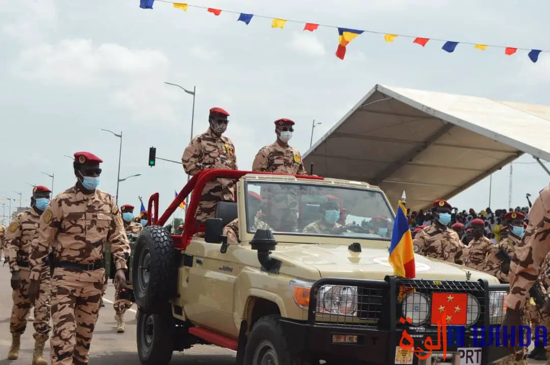 Le PCMT et le CEMGA passent en revue les troupes à la Place de la nation. © Mahamat Issa Gadaya/Alwihda Info