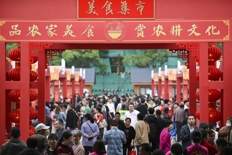 Photo taken on April 28, 2021, shows tourists at a food fair in Jinhua city, east China’s Zhejiang province, during the province’s first countryside gourmet conference. (Photo by Hu Xiaofei/People’s Daily Online)
