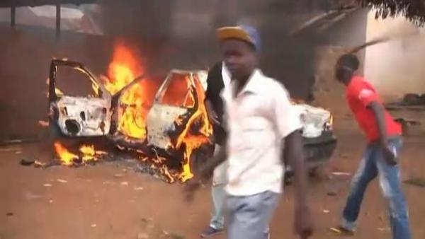 Des chrétiens brûlent une mosquée, des corans et des véhicules de musulmans à Bangui, aujourd'hui.