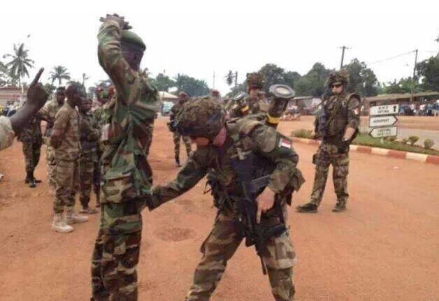Un soldat français fouille un ex-Séléka avant de le laisser à une foule en furie, prêt au lynchage. Crédit photo : Sources