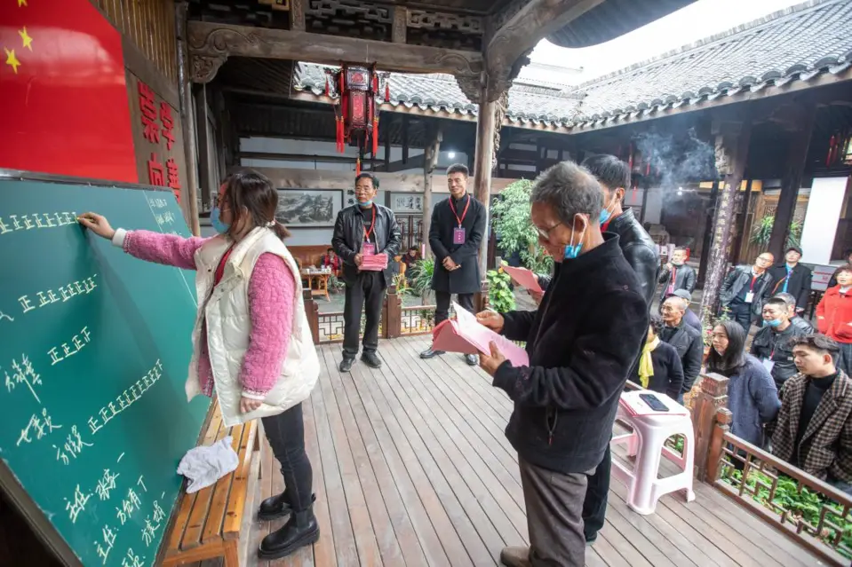 Residents in Qianxibian village, Tangya township, Jindong district, Jinhua city, east China’s Zhejiang province, count votes in an election for officials for the villagers’ committee, Nov. 26, 2020. (Photo by Yang Meiqing/People’s Daily Online)