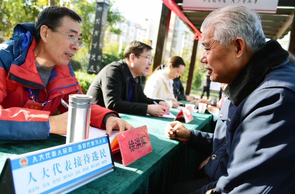 Deputies to the National People’s Congress solicit opinions from residents in Jinjiang community, Hepinglu neighborhood, Runzhou district, Zhenjiang, east China’s Jiangsu province, Nov. 12, 2021. (Photo by Shi Yucheng/People’s Daily Online)