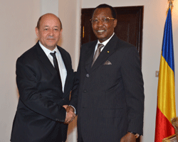 Le chef de l'Etat tchadien, Idriss Déby (droite) et le ministre français de la Défense, Jean-Yves Le Drian (gauche), ce matin.
