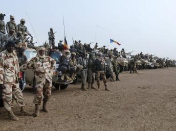 Une ligne formée par plusieurs centaines d'éléments de l'armée tchadienne à Kidal, le 7 février 2013. REUTERS/Cheick Diouara