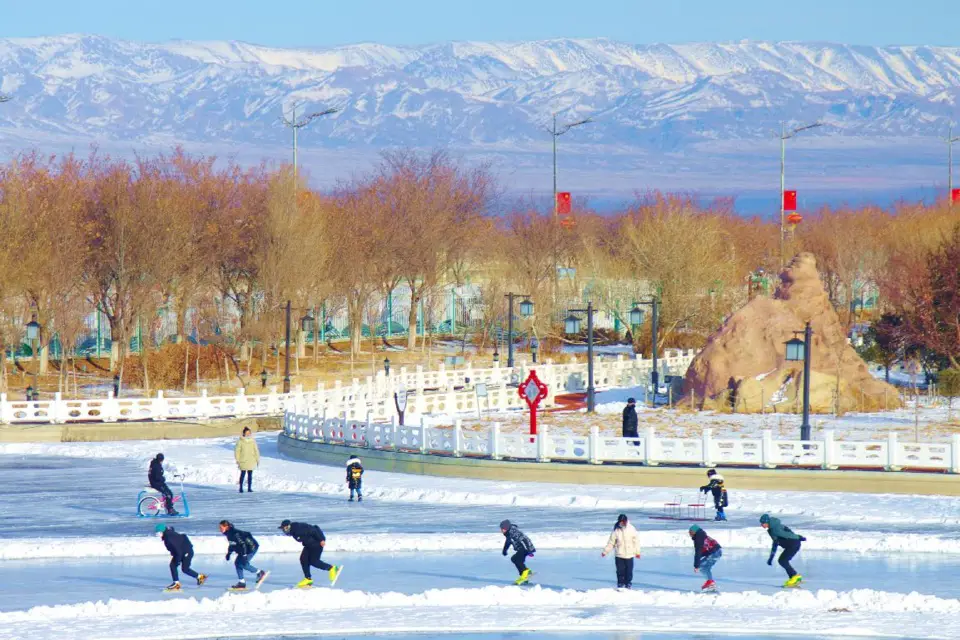 Citizens skate in Barkol Kazakh autonomous county, northwest China’s Xinjiang Uygur autonomous region, Dec. 4, 2021. (Photo by Wu Hongjun/People’s Daily Online)